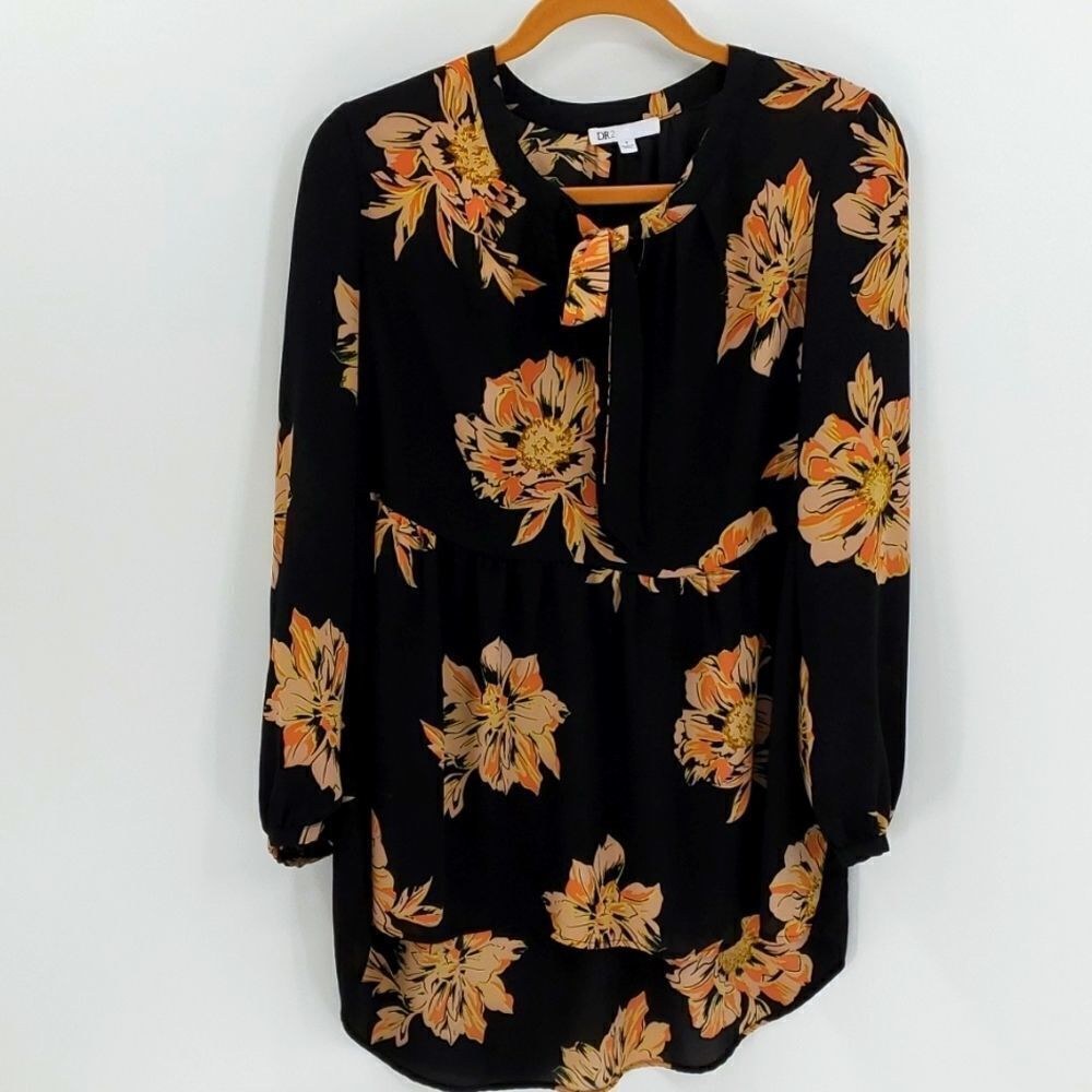 DR 2 long sleeve blouse. Long‎ sleeves. Tie in the front. Over sized smal…